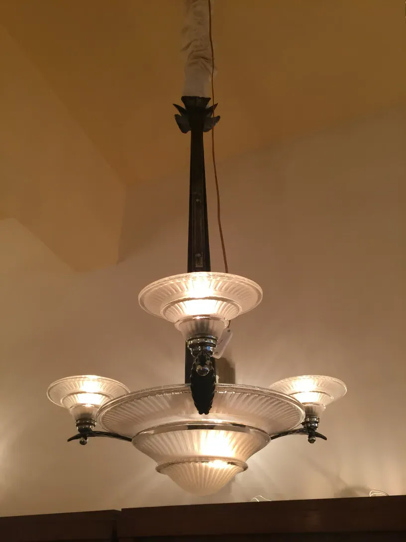 antikvarnaya podvesnaya lampa s yasnym osveshcheniem, uyutnaya atmosfera