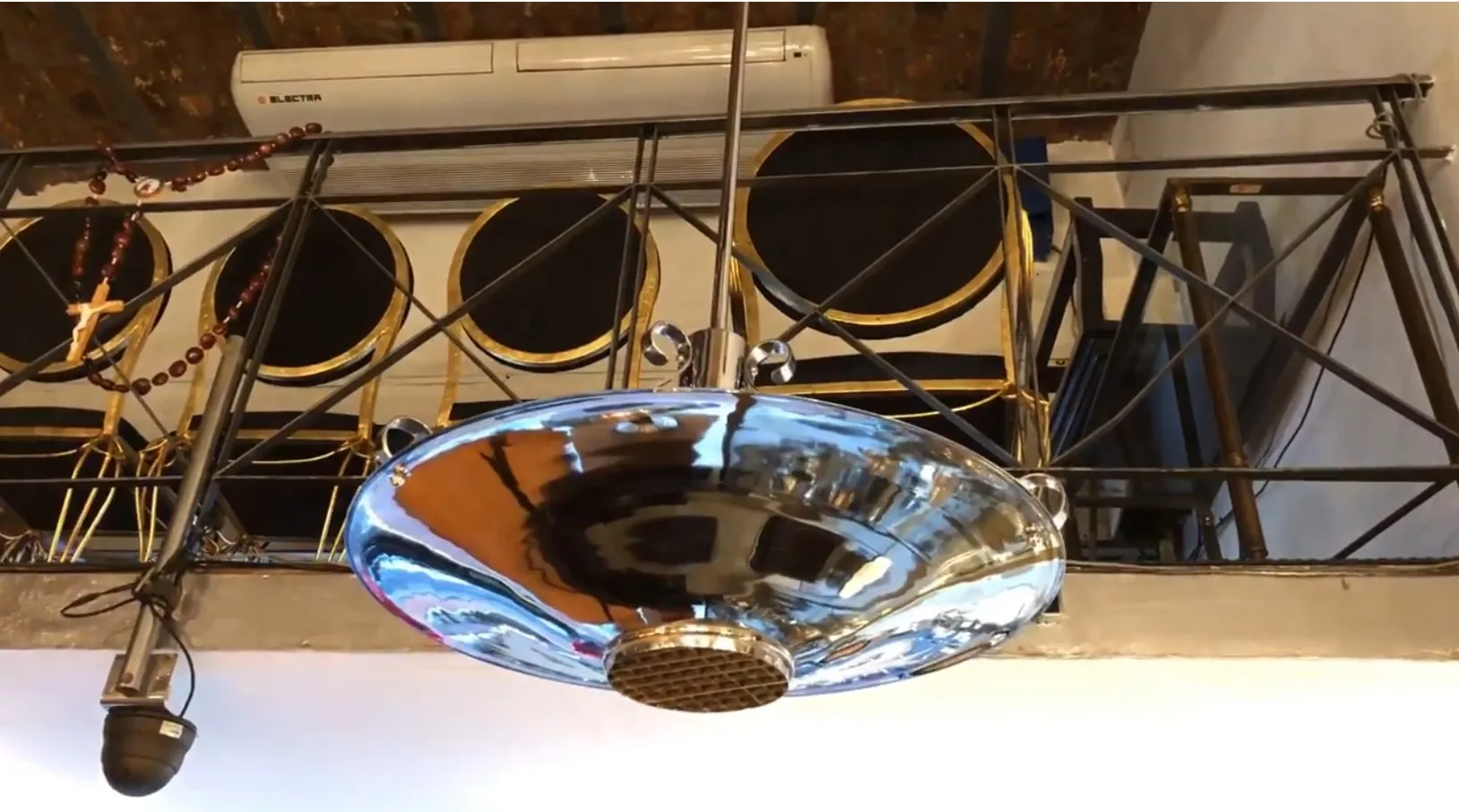 Lámpara de techo antigua brillante con diseño elegante.