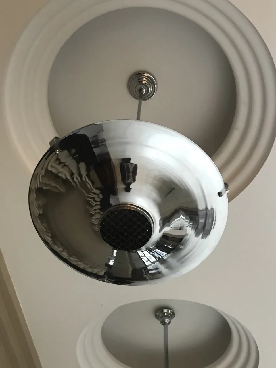 Старинная подвесная лампа с блестящей отделкой в помещении