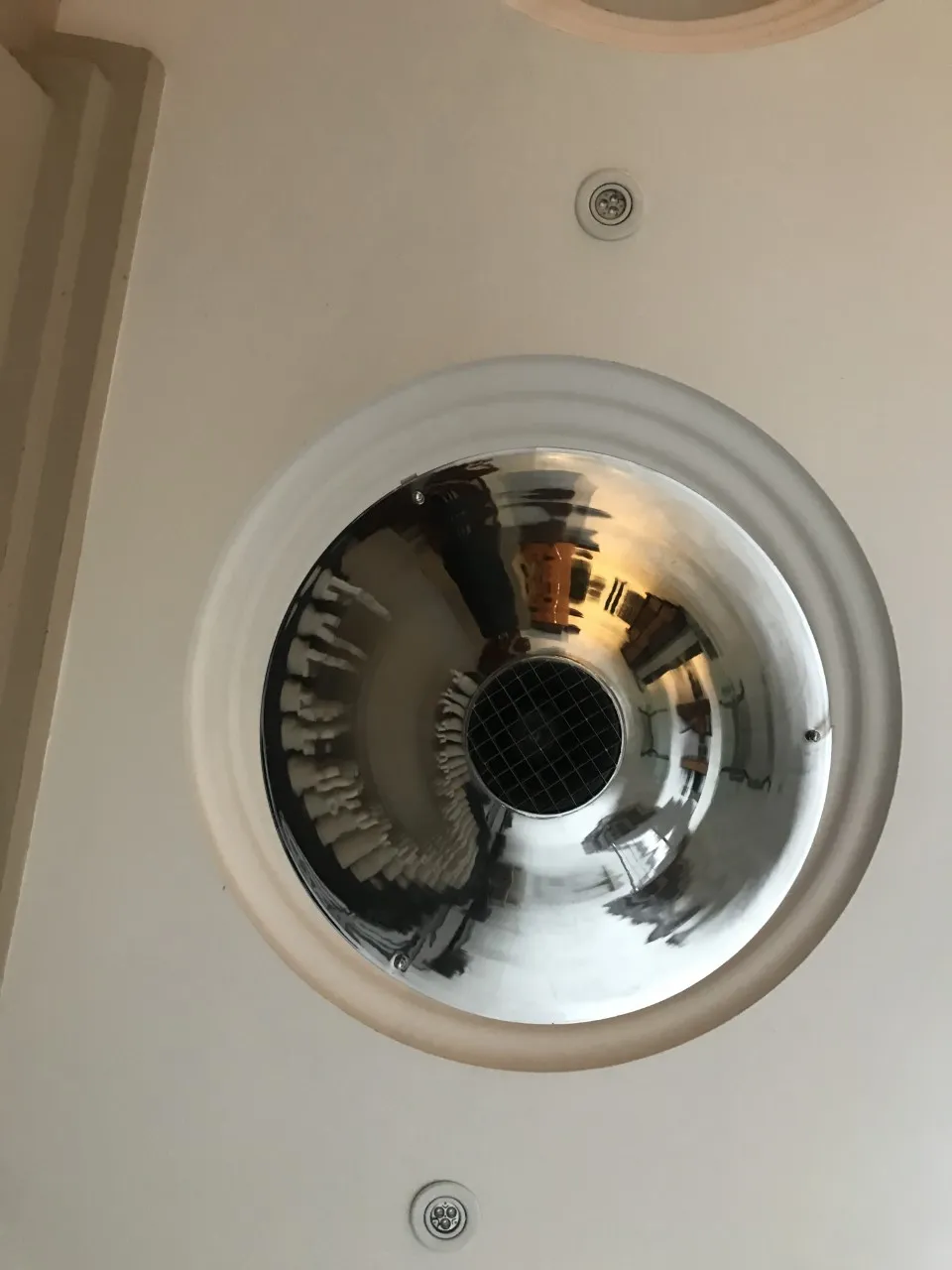 Lustre ancien avec finition miroir, ambiance élégante.