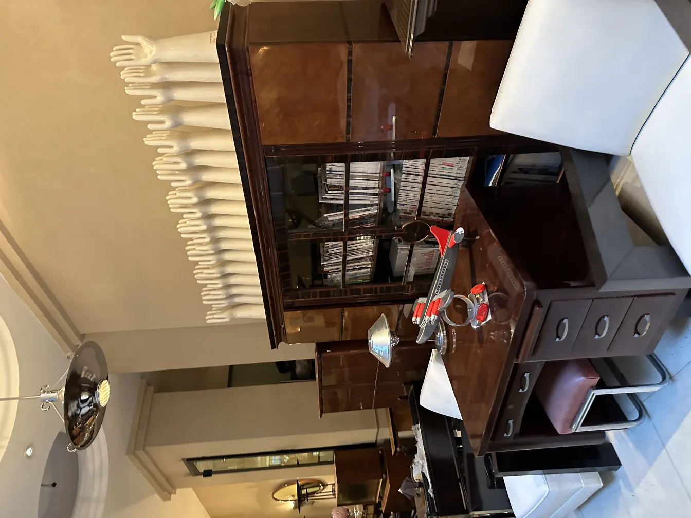 Lámpara de techo antigua con acabado brillante, en un entorno moderno. Mesa de trabajo y decoración elegante.