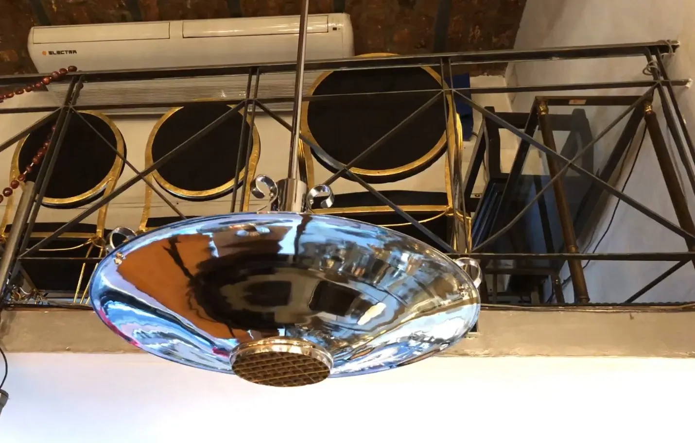 Lâmpada de teto antiga brilhante em ambientes elegantes.