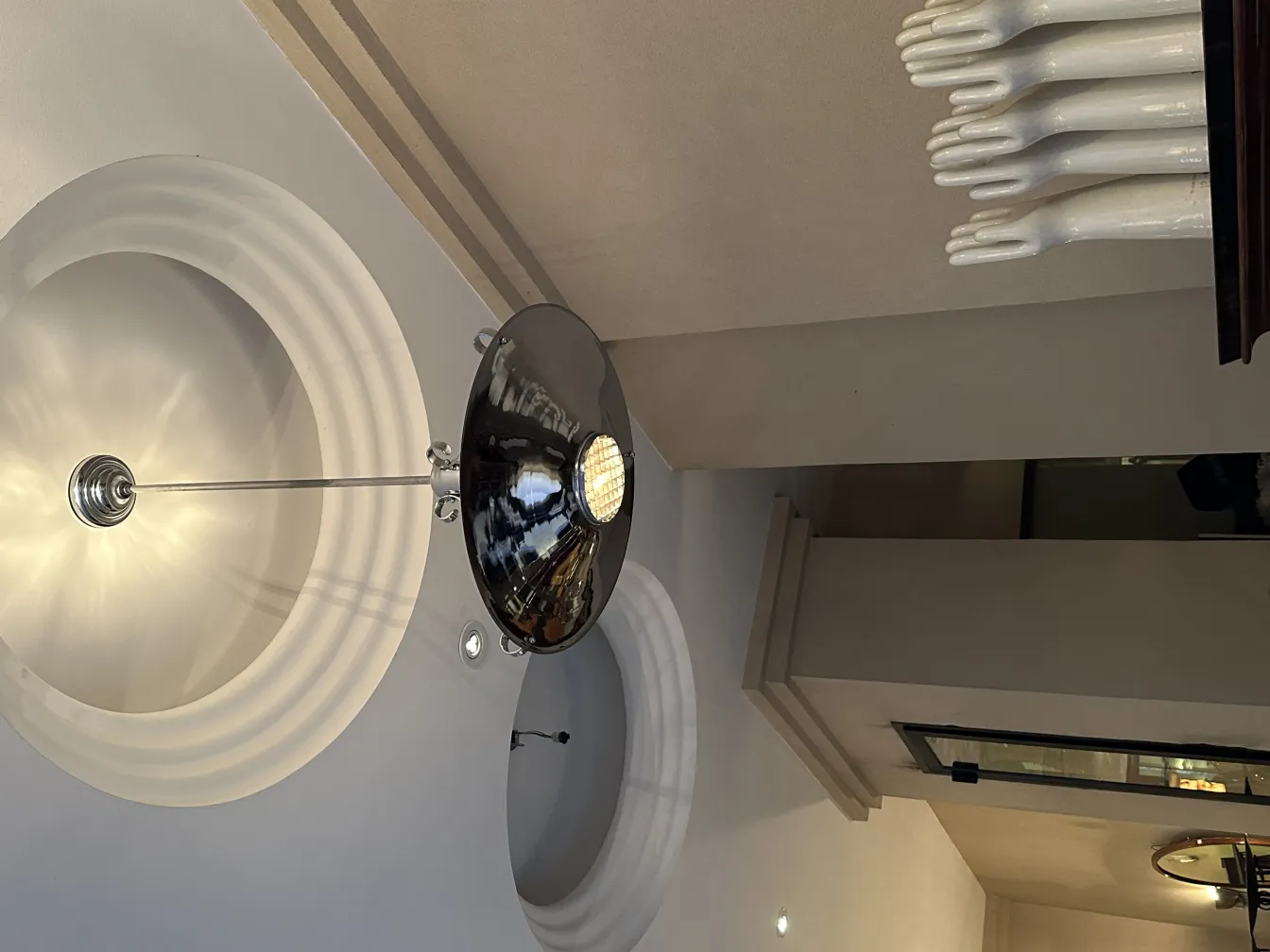 Lâmpada de teto antiga de acabamento brilhante em um ambiente moderno.