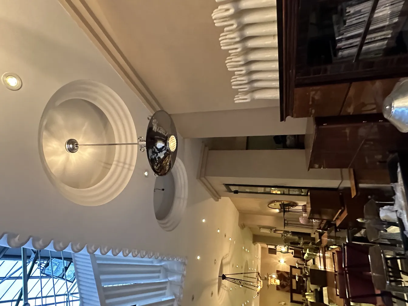 Lampada a sospensione antica che brilla in un ambiente elegante con luce soffusa