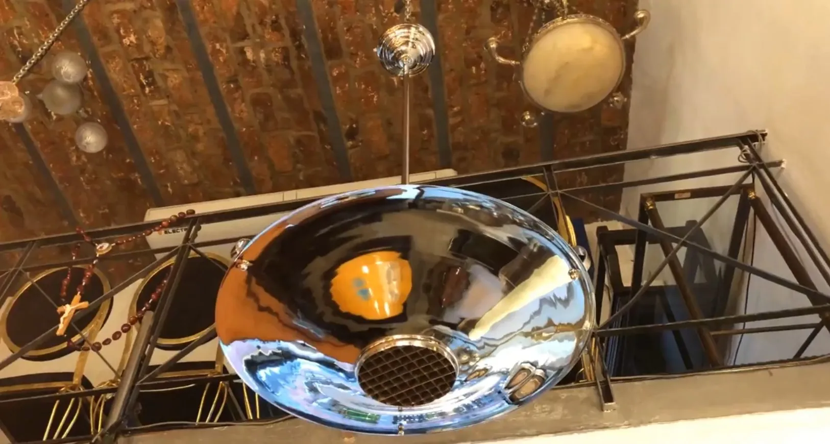 Lámpara de techo antigua y brillante en un ambiente rústico