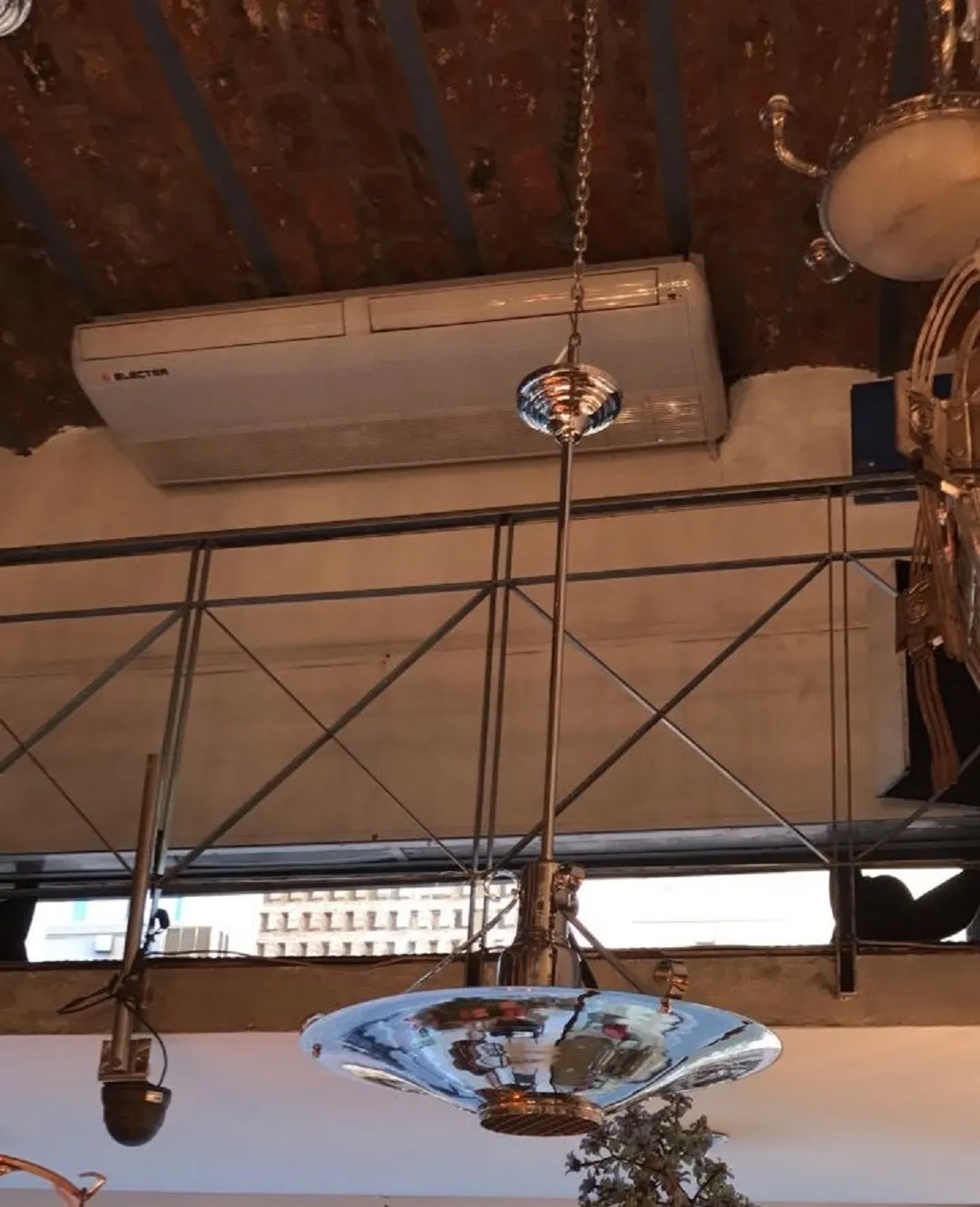 Lâmpada de teto antiga brilhante em um ambiente elegante, com detalhes metálicos.