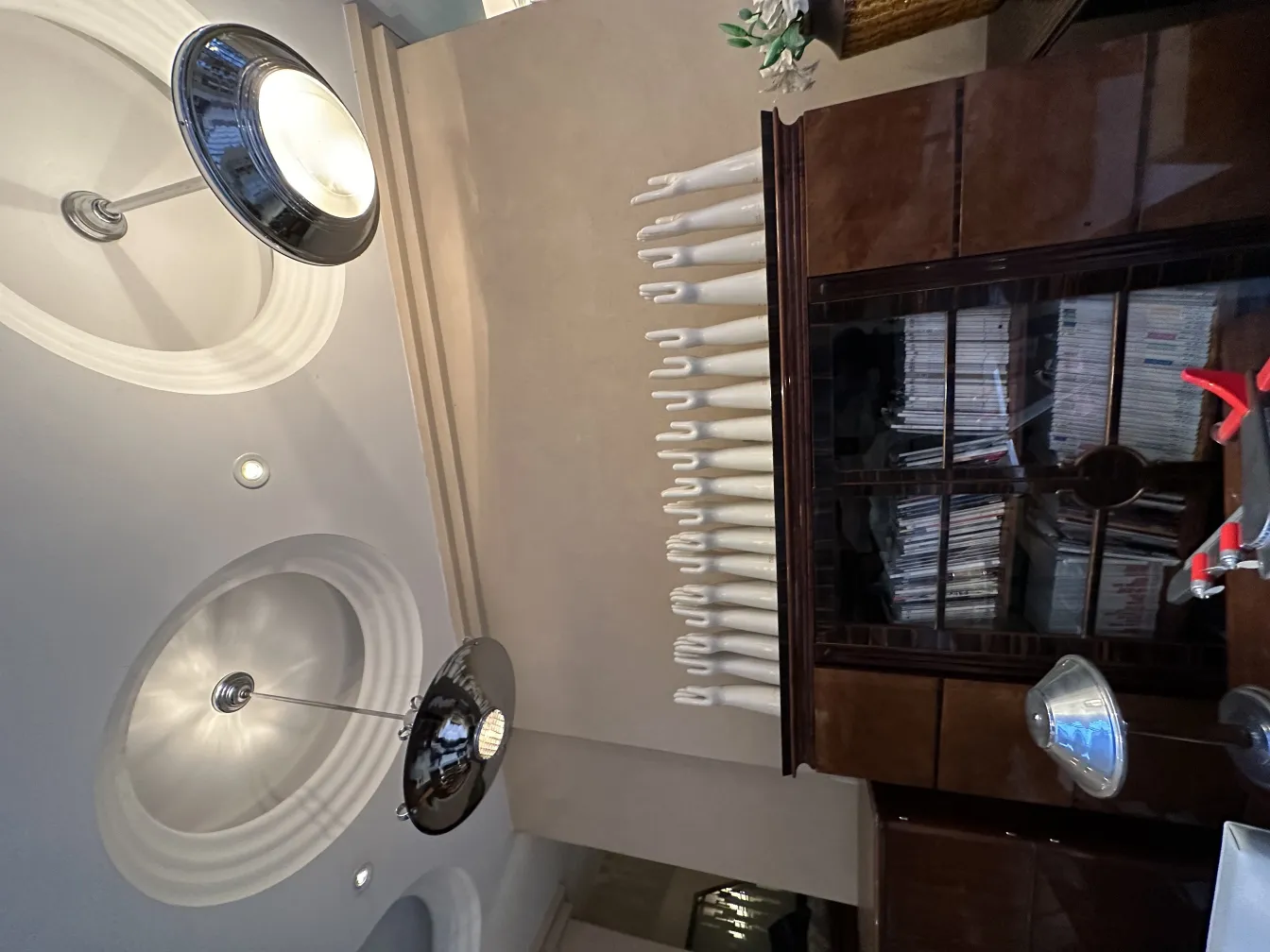 Lustre antique au design élégant et moderne. Style contemporain dans une maison moderne.