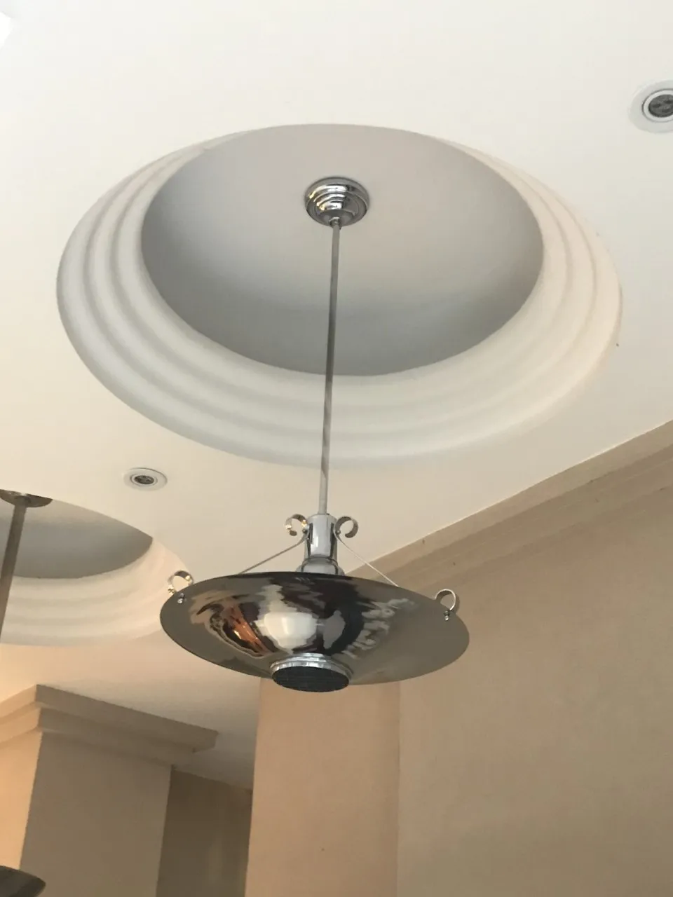 Lâmpada de teto antiga brilhante com design elegante