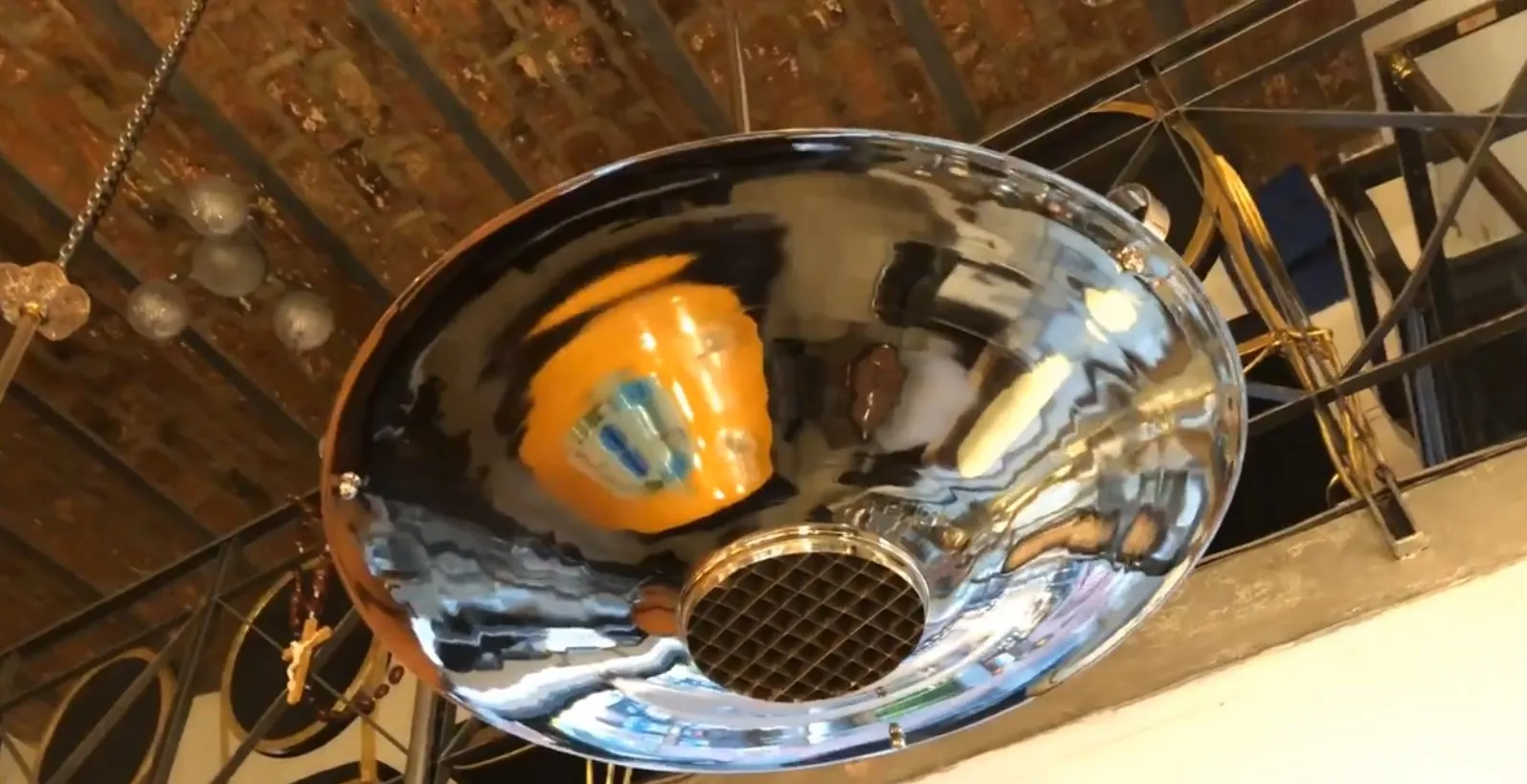 Lâmpada de teto antiga com acabamento reflexivo e design elegante, ideal para decoração de interiores.