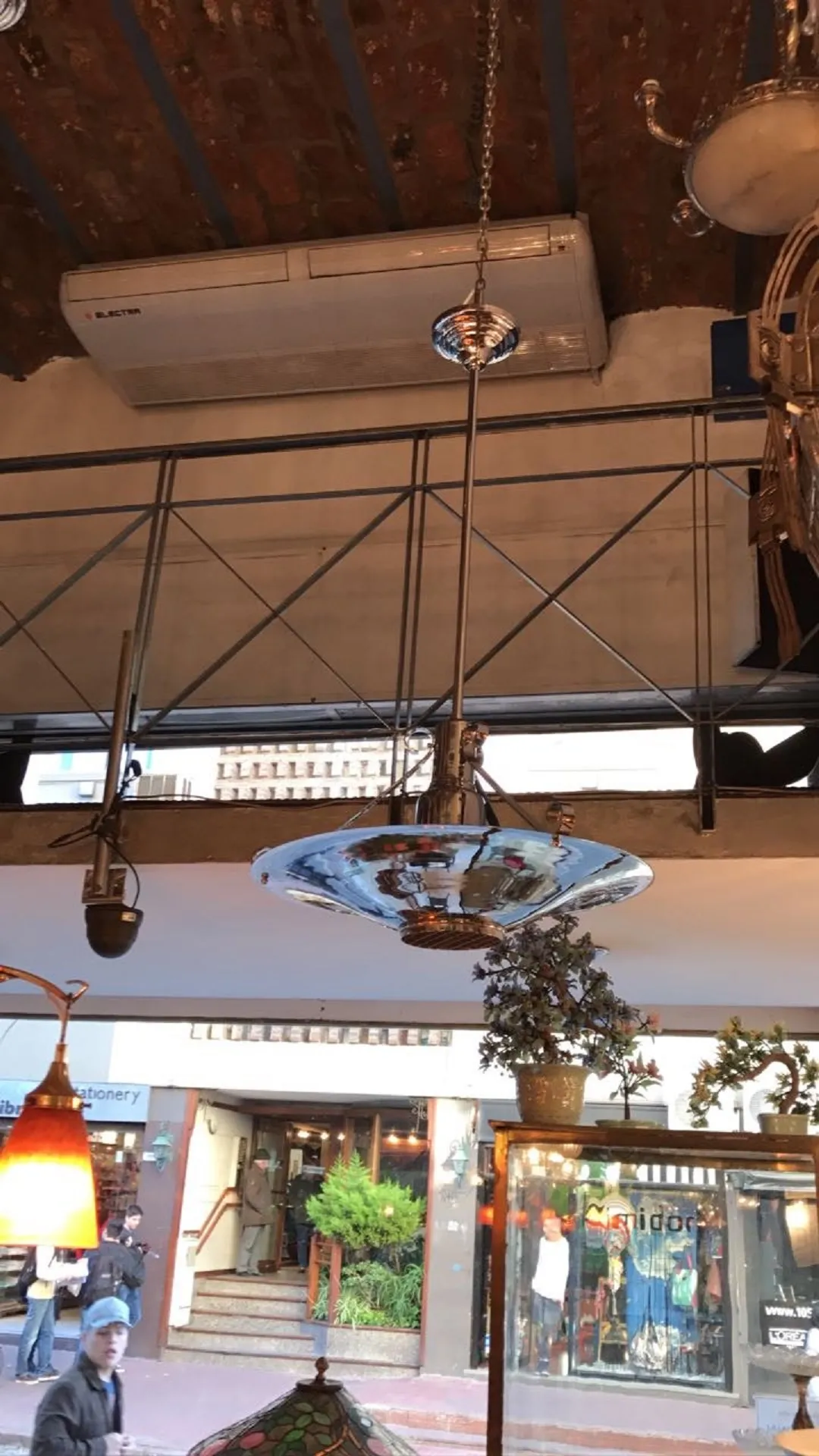 Lámpara de techo antigua con un diseño que ilumina acogedoramente, en un ambiente de restaurante.