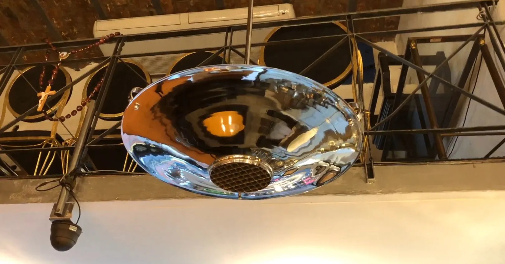 빛나는 디자인의 고전 교수형 램프가 스타일리시한 환경에 있습니다.