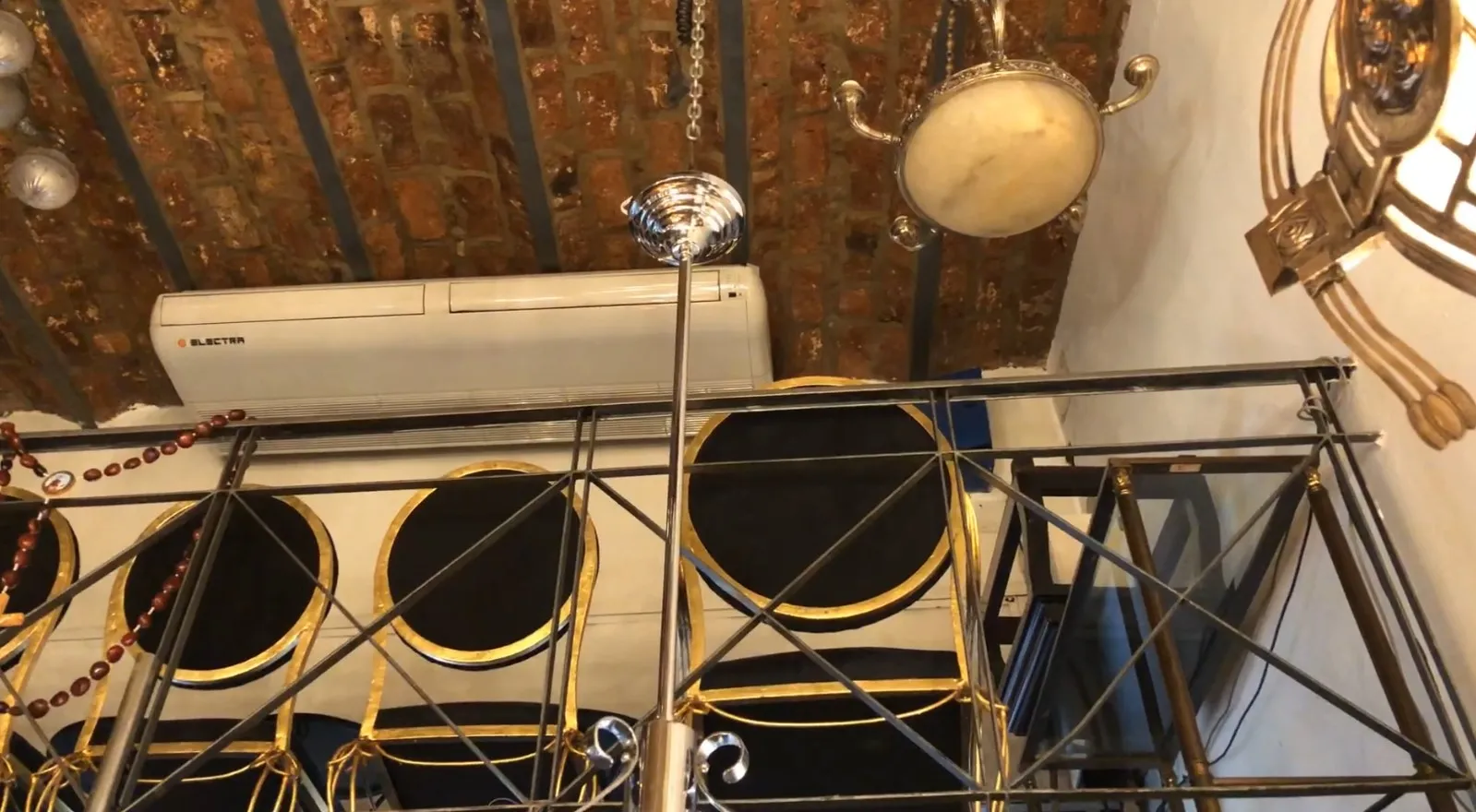 Lampada a sospensione antica in un ambiente moderno