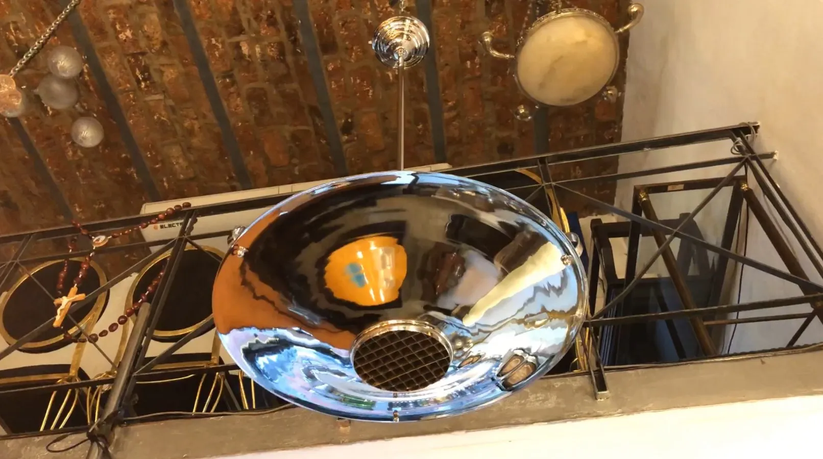 Lampada a sospensione antica con finitura metallica lucida