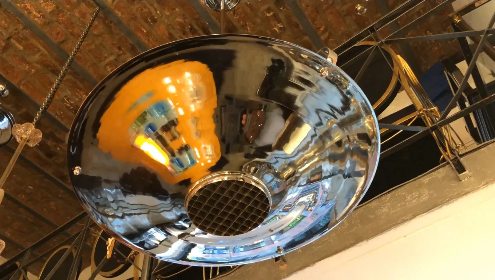 Lampada a sospensione antica con finitura a specchio, design riflettente.