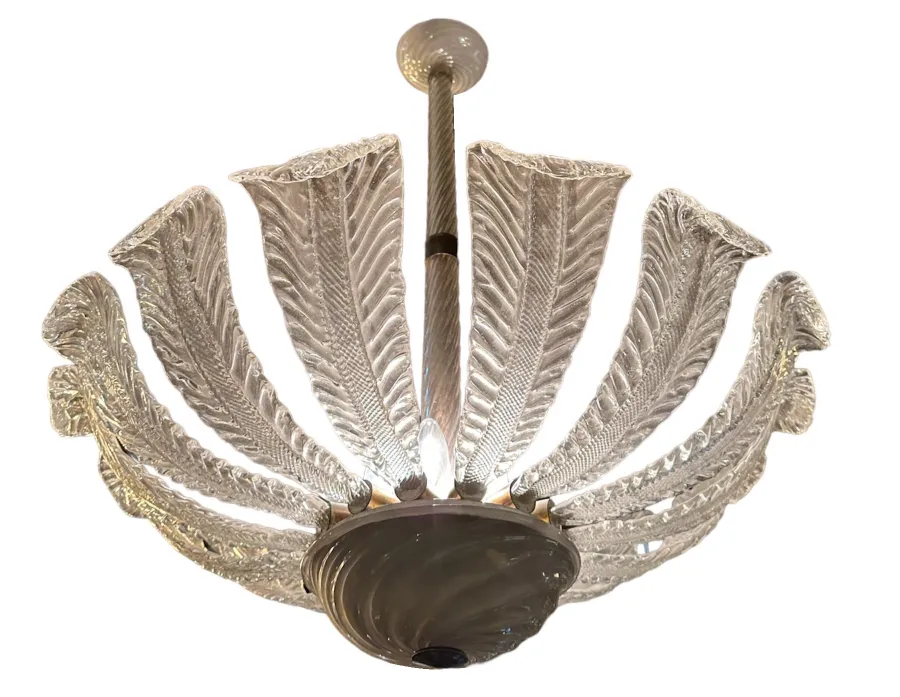 Lustre antique avec des détails en feuilles de verre, élégant et lumineux.