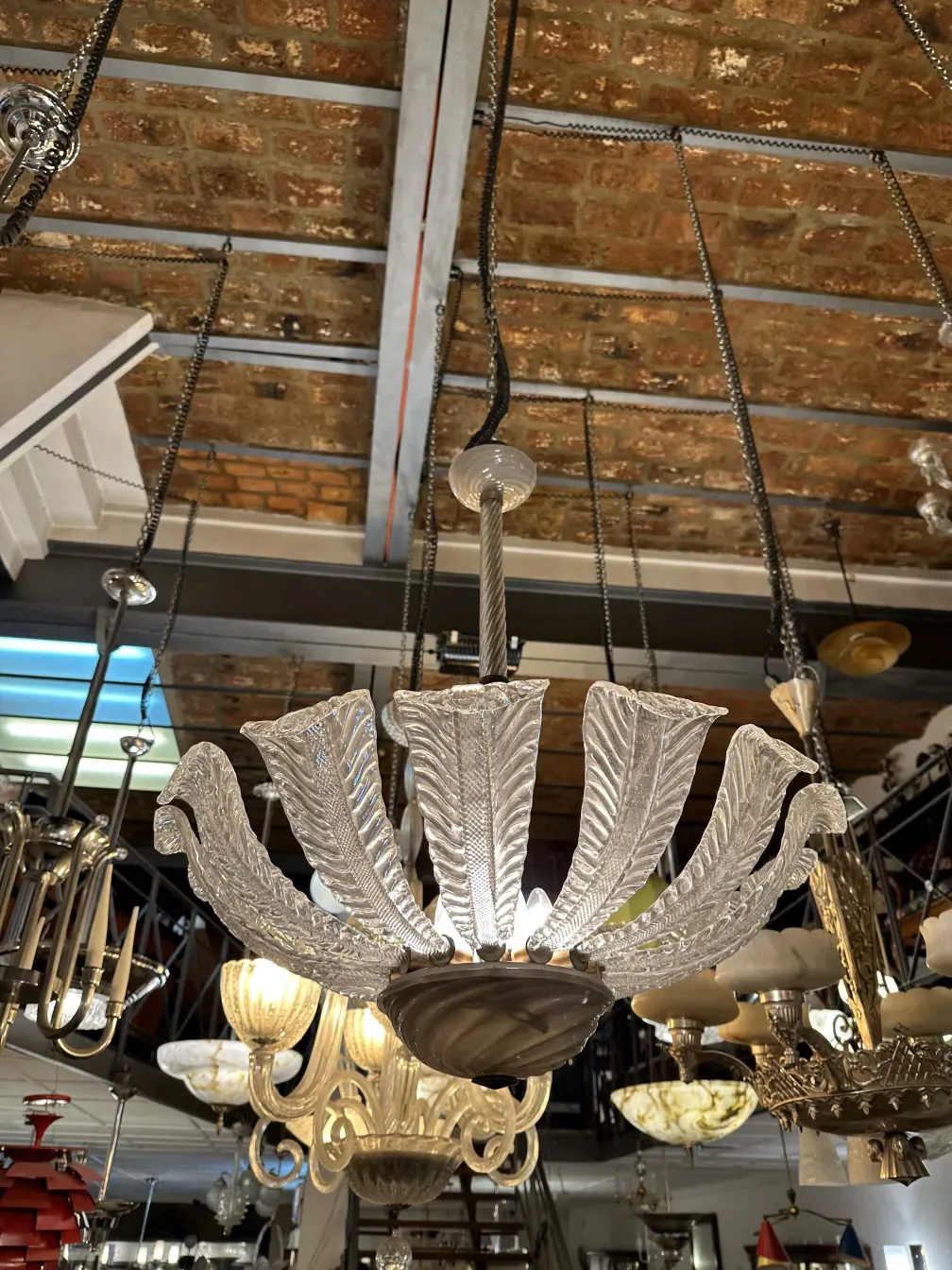 Lustre ancien paolo venini avec des détails élégants, illuminant une atmosphère conviviale.