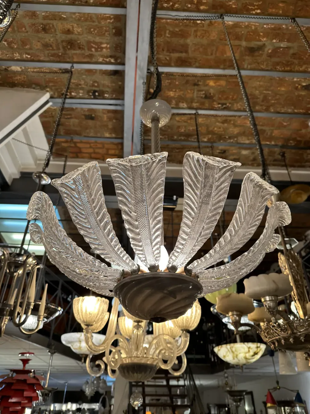 antike hängelampe mit hellem Design in antikem Ambiente