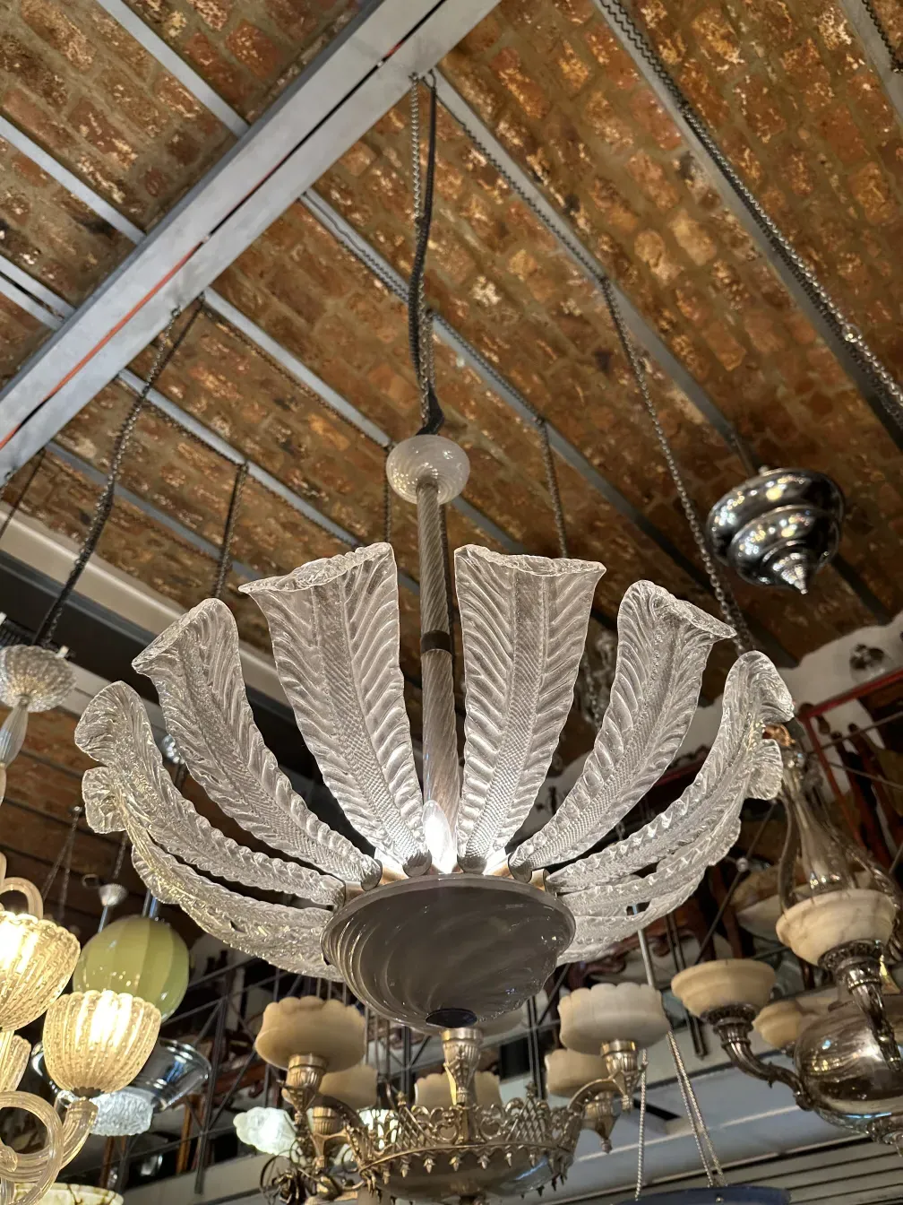 lustre ancien avec design de feuilles, éclairant l'espace