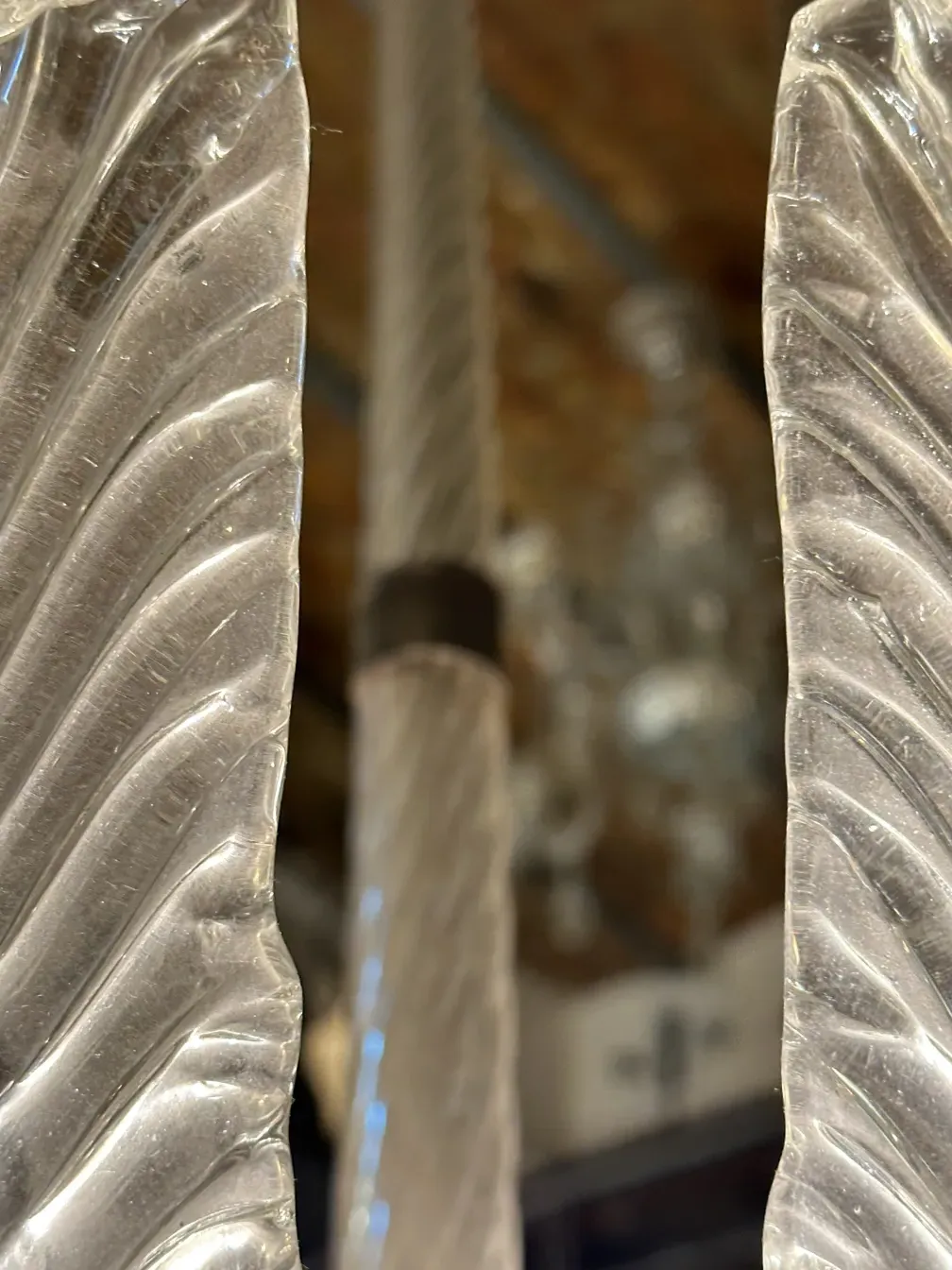 Antigua lámpara de techo con diseño elegante y detalles. Ambiente acogedor.