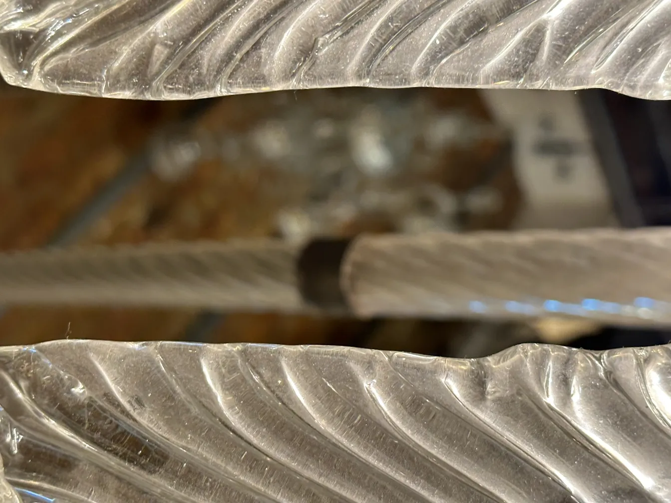 प्राचीन लटकता हुआ दीपक जिसमें स्पष्ट कांच के डिजाइन और शानदार विवरण हैं।