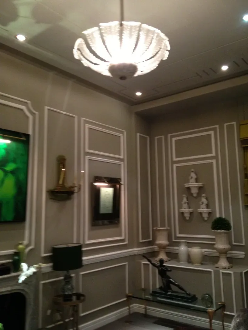 lustre ancien au design unique avec des lumières brillantes, ambiance élégante