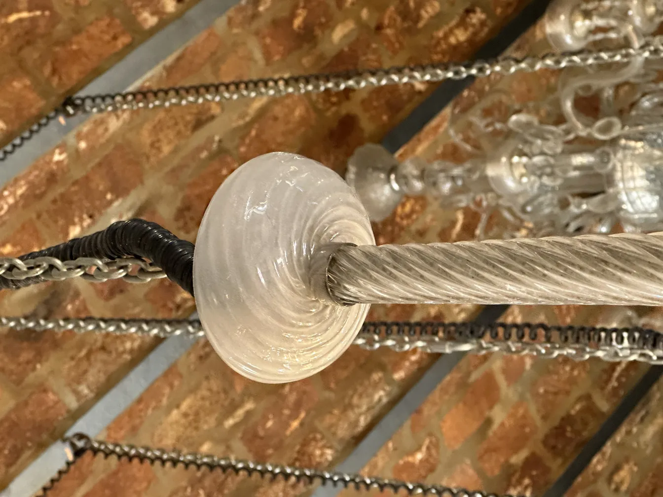 Lampada a sospensione antica con dettagli in vetro in un ambiente rustico