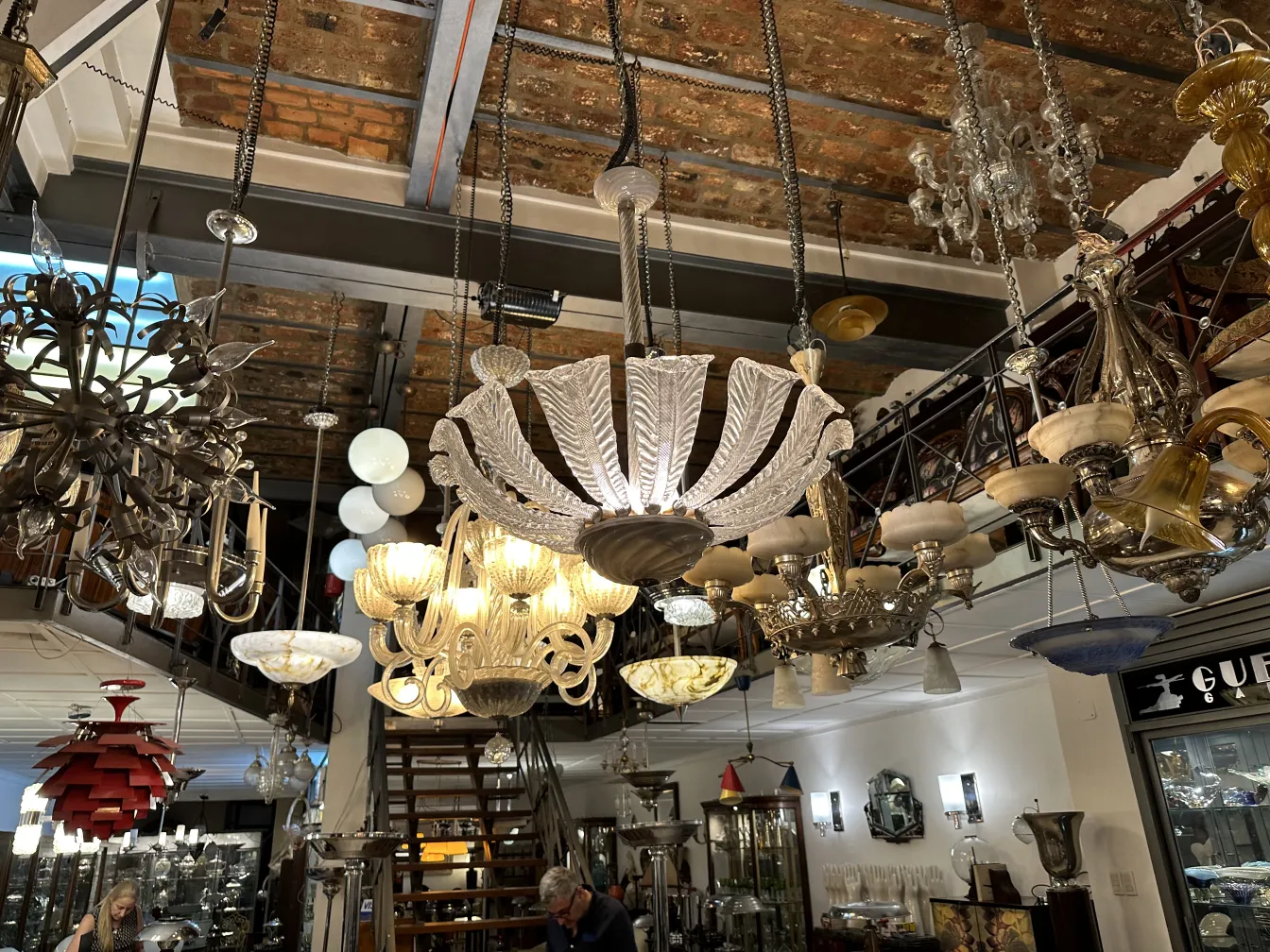 Lustre ancien avec des détails élégants, atmosphère vintage, paolo venini