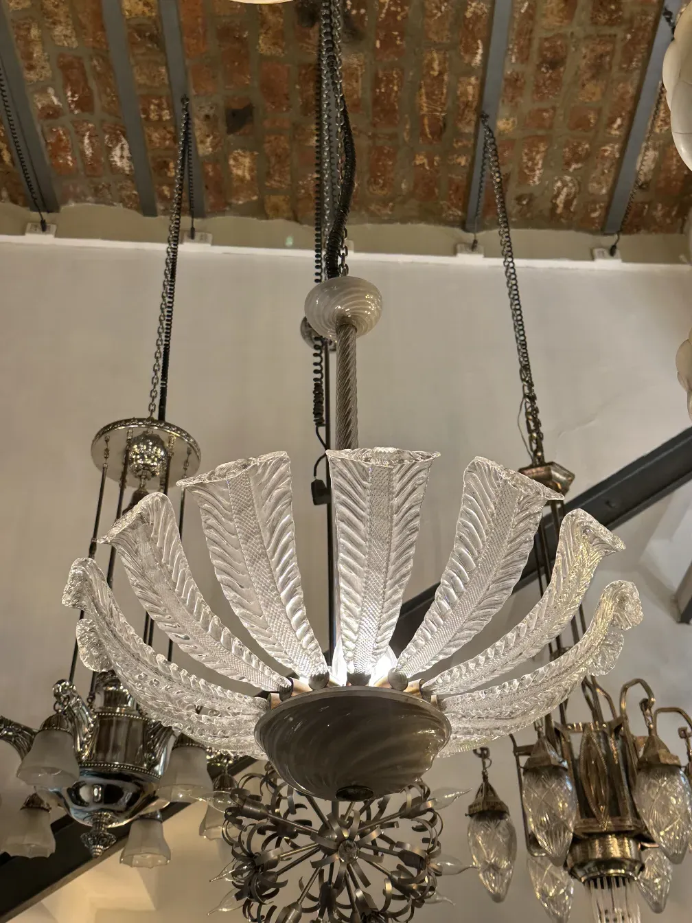 lámpara de techo antigua paolo venini con diseño en forma de hojas expandidas, iluminando un espacio elegante