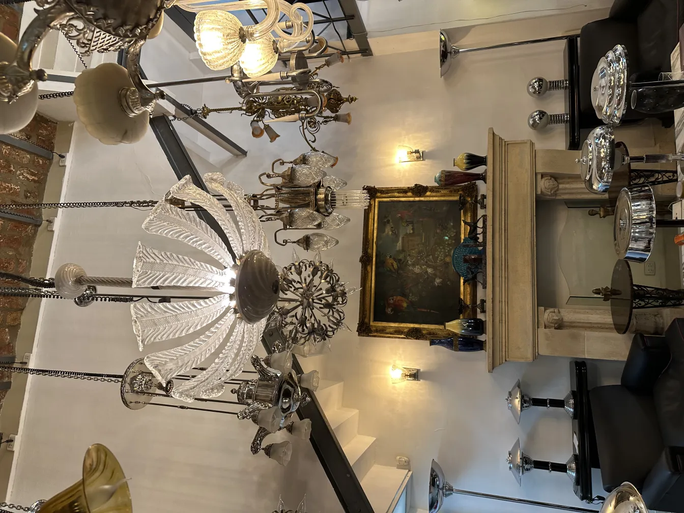 Antike Hängelampe mit glänzendem Kristalldesign, eleganter Ambiente.