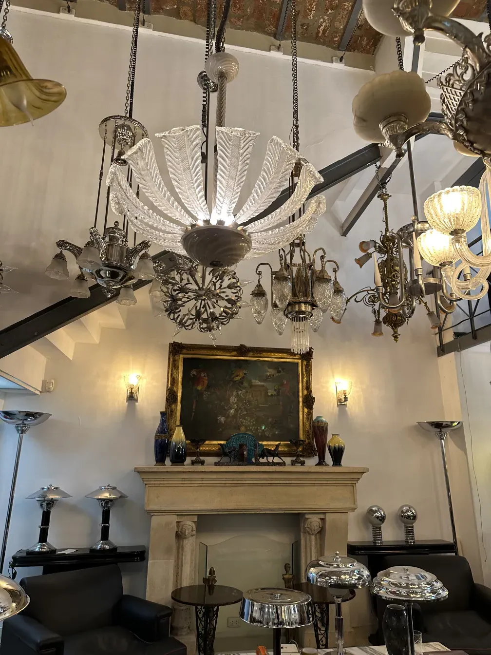 lámpara de techo antigua con diseño elegante y detalles finos, ambiente acogedor