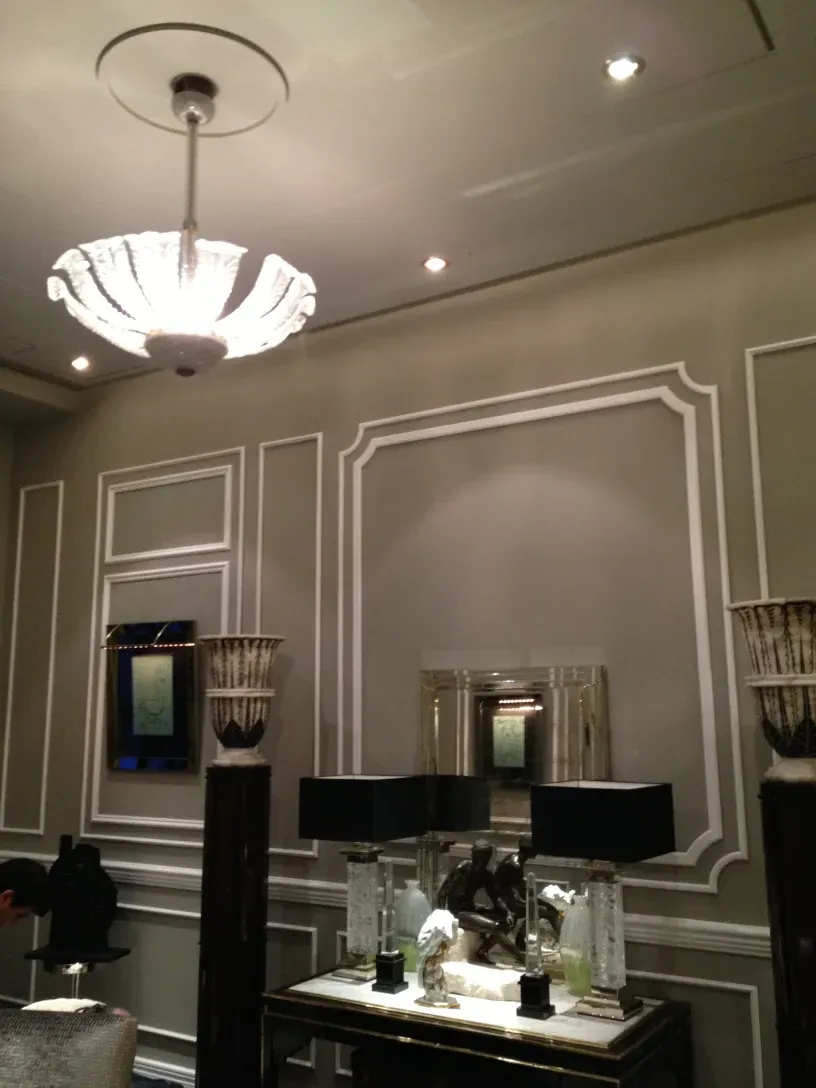 파올로 베니니의 고대 교수형 램프가 우아한 환경에 있습니다.