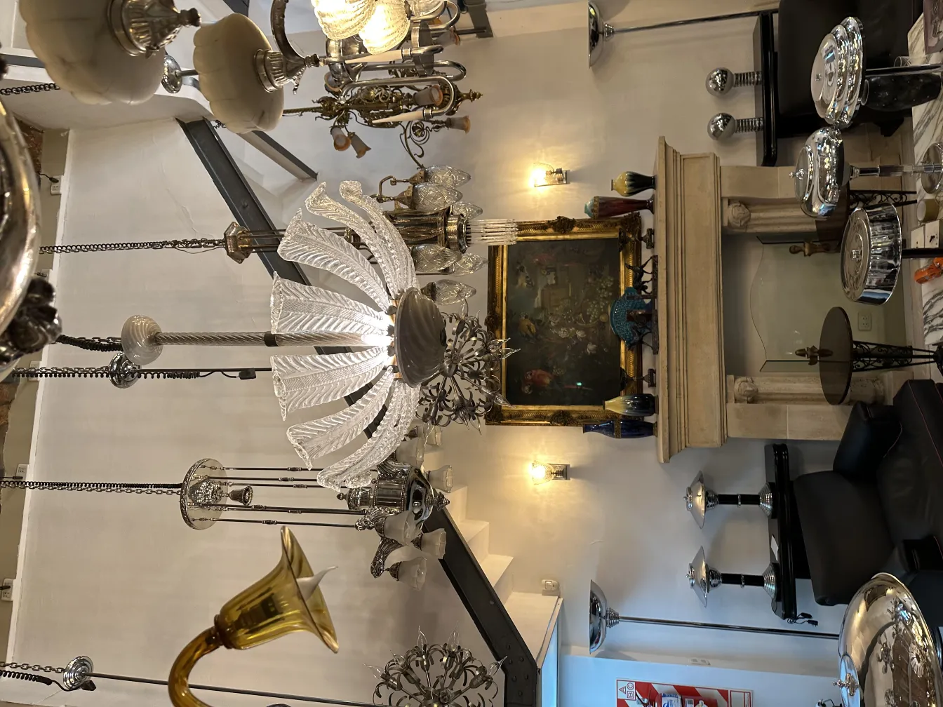 Lampada a sospensione antica con design classico e dettagli ambientali.