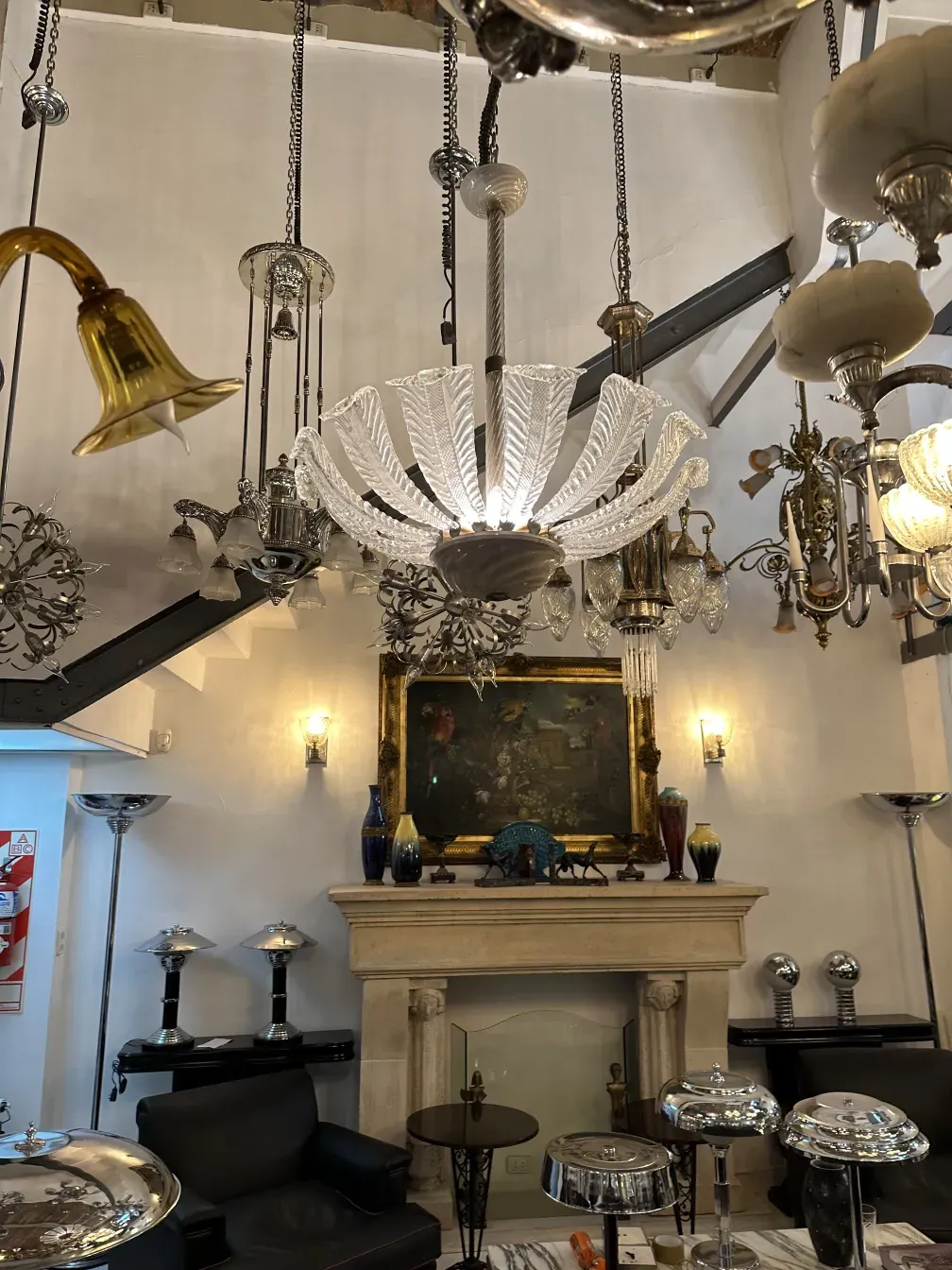 Lustre ancien avec un design élégant et des formes complexes.