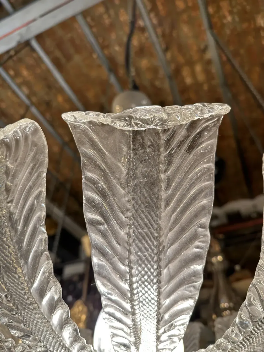 detalhe de uma luminária de teto antiga com design elegante e brilhante, ambiente rico em antiguidades.