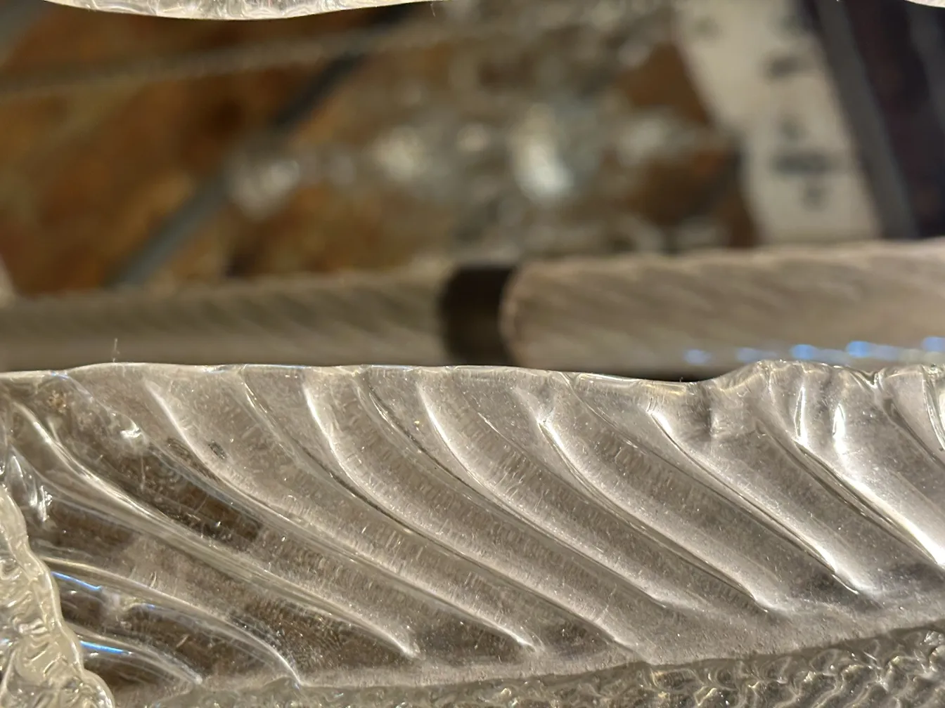 Lustre ancien avec un relief complexe et des détails décoratifs, parfait pour les ambiances classiques.