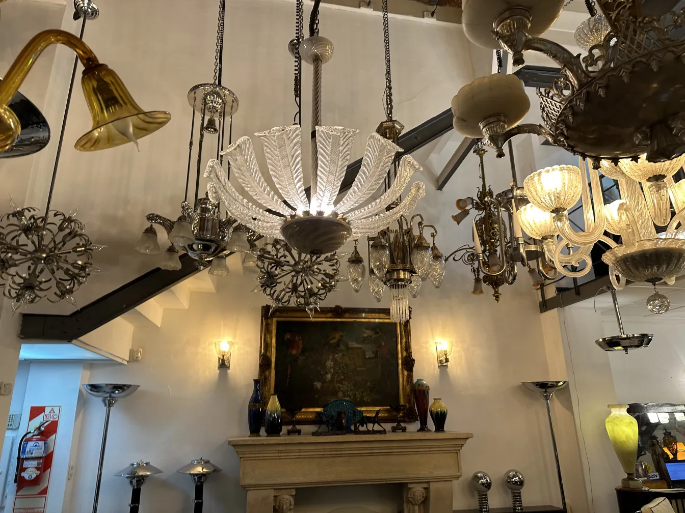 Lustre ancien en verre, élégant et brillant, dans un cadre classique.