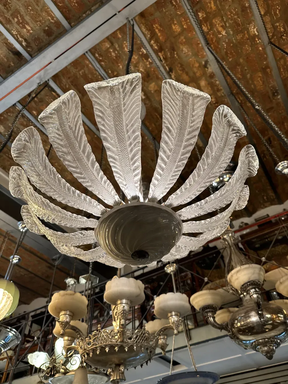 lustre ancien paolo venini avec design élégant et détails en verre, illuminant une ambiance classique