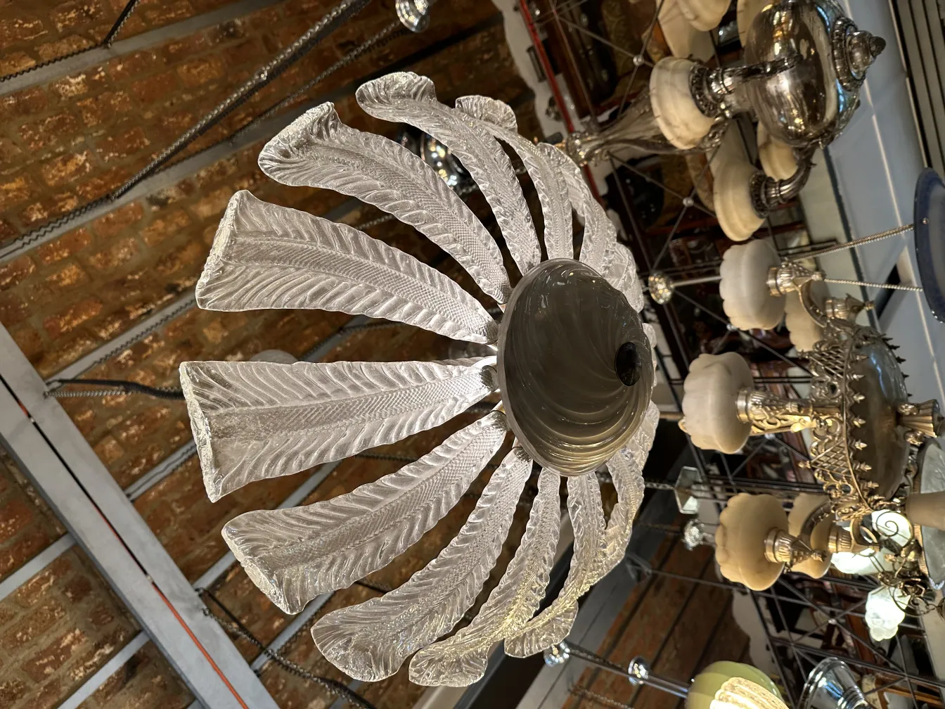 Lustre ancien avec design de feuilles en verre.