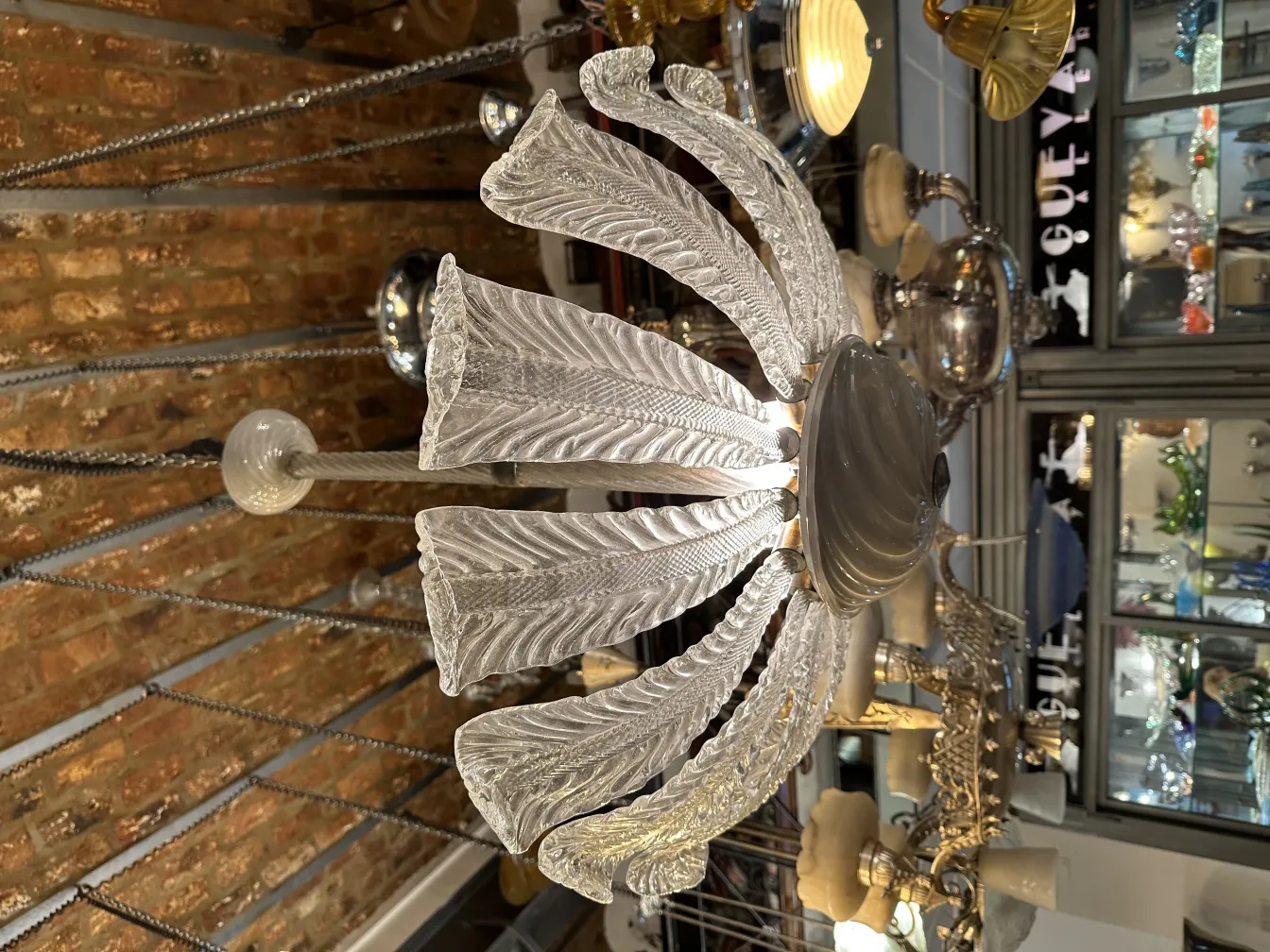 Lampada a sospensione antica con design elegante di foglie, illuminando lo spazio