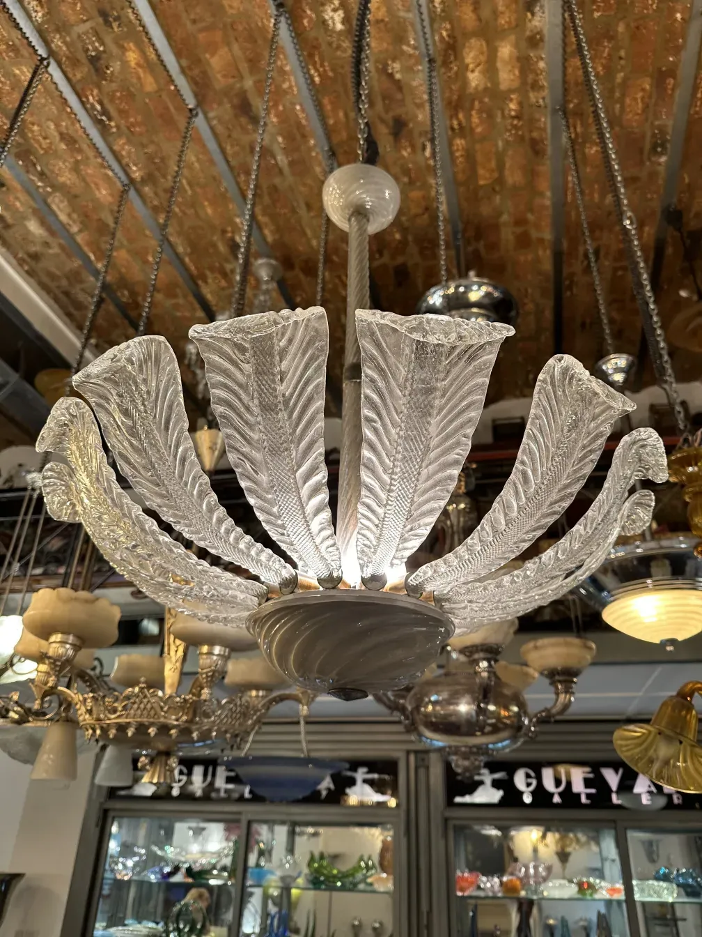 lustre ancien avec design élégant et détaillé, style paolo venini, éclairant l'environnement