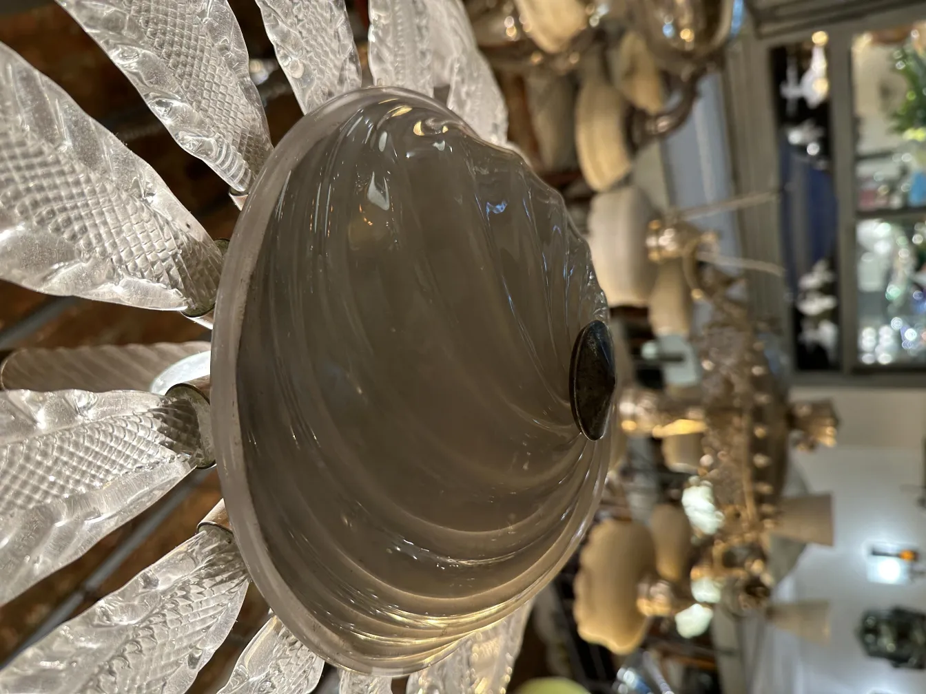 Visão próxima de uma lâmpada de teto antiga com detalhes em cristal