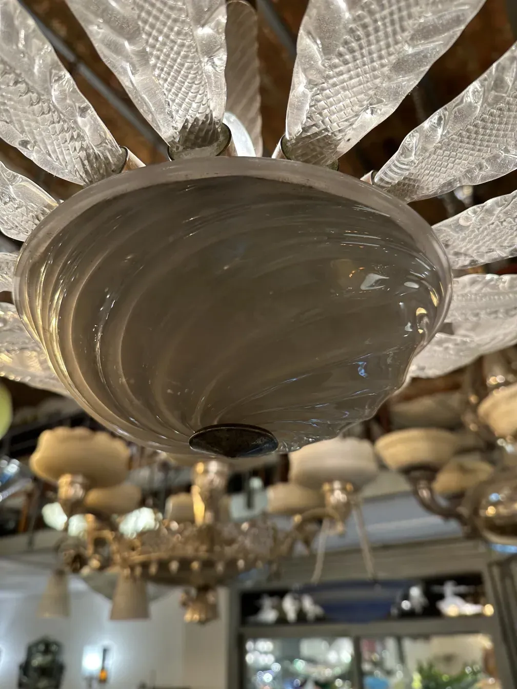 مصباح معلق عتيق بتصميم مميز، عناصر زخرفية