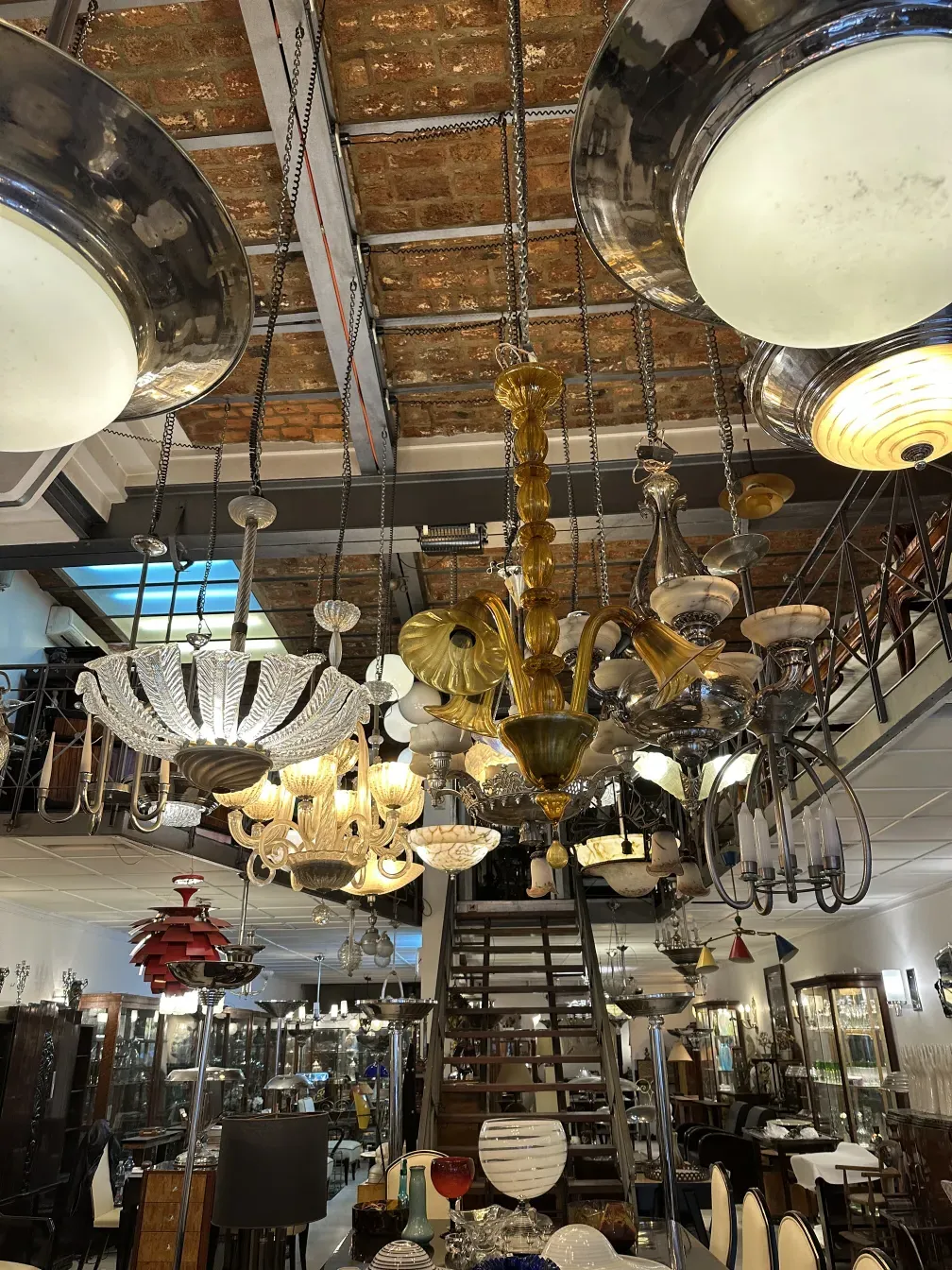 lámpara de techo antigua de diseño elegante, con detalles decorativos, en un ambiente acogedor con otras lámparas