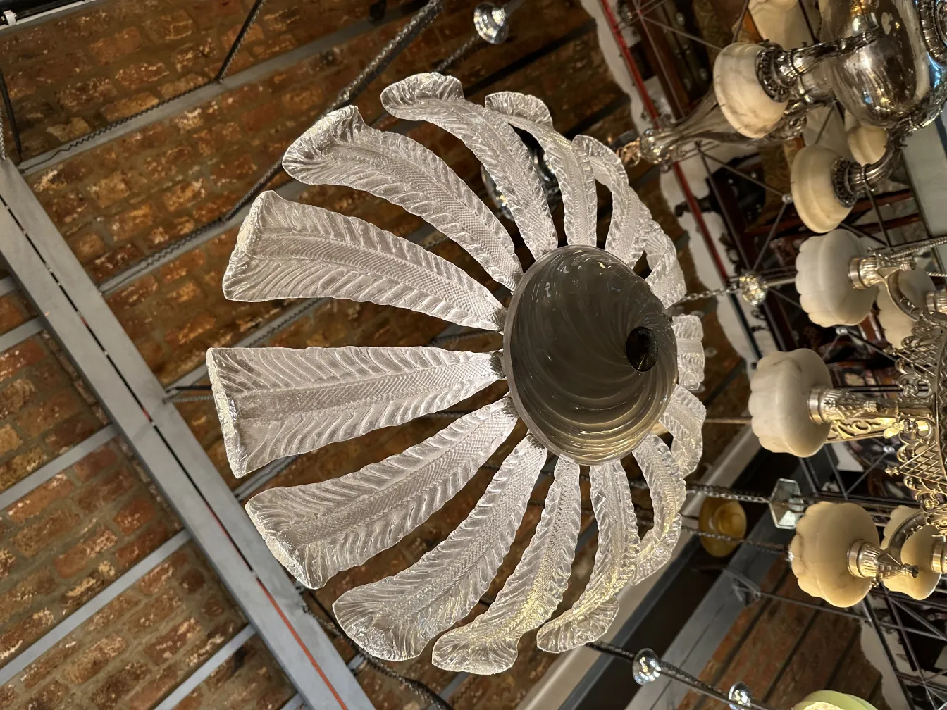 Lampada a sospensione antica con design di foglie in un ambiente accogliente