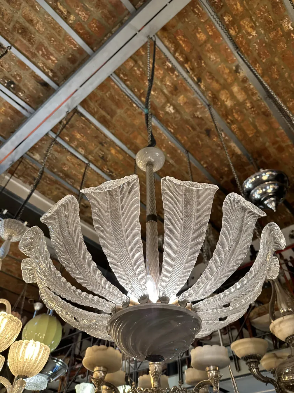 Lanterna de teto antiga com detalhes curvos, iluminando o ambiente.