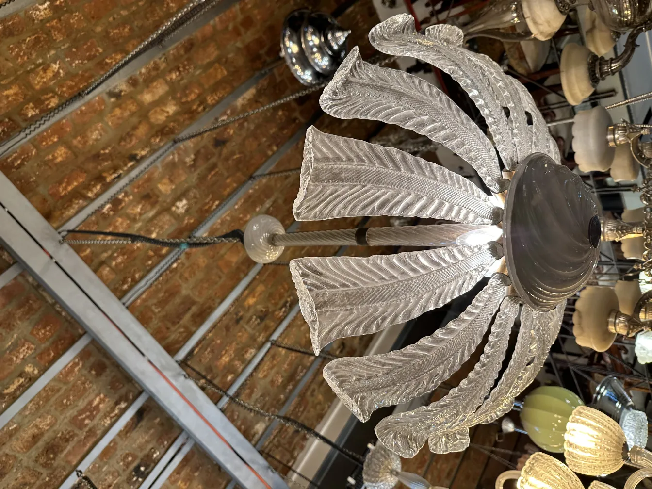 lustre ancien en forme de feuilles brillantes, ambiance rustique