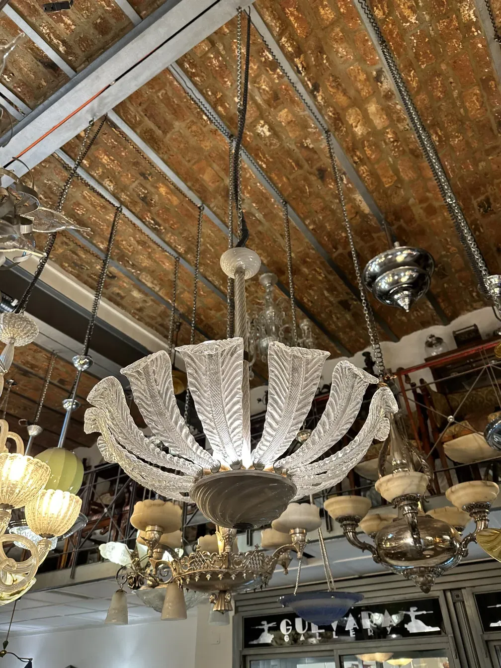 Lâmpada de teto antiga com design elegante, ambiente aconchegante e múltiplas fontes de luz, estilo clássico.