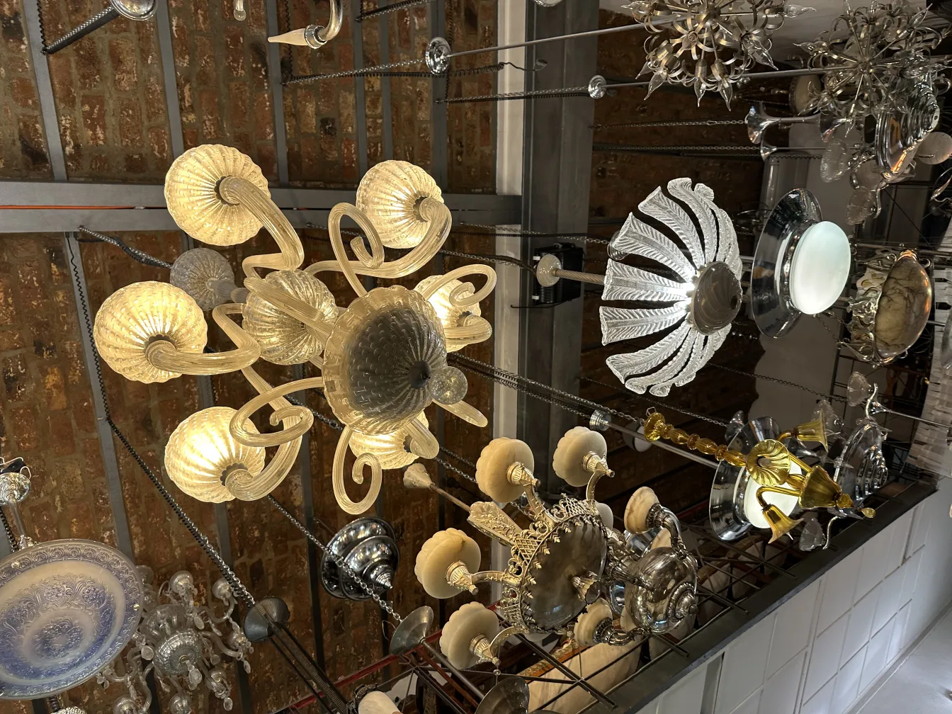 Lâmpada de teto antiga com braços decorativos e luz suave