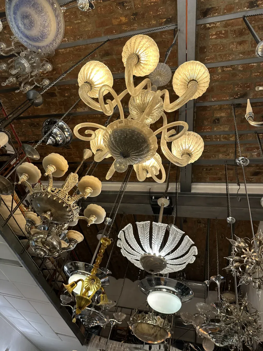 lampara de techo antigua con luz cálida y diseño elegante, paolo venini