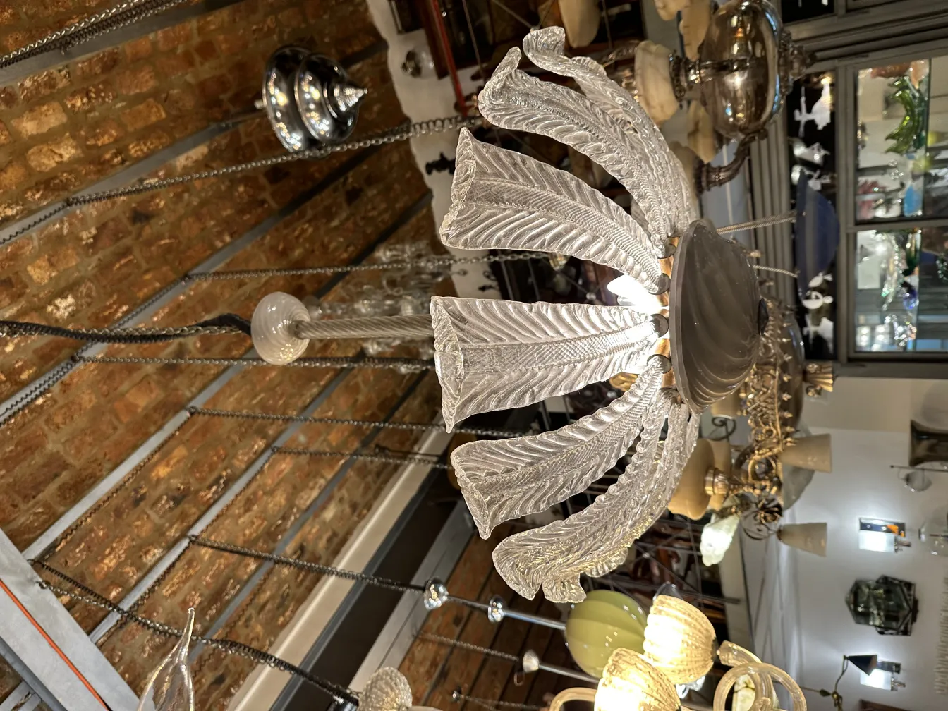 lampada a sospensione antica con design in vetro luminoso in un contesto decorativo